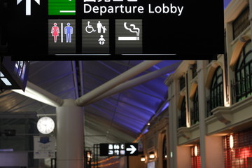 空港内の案内板