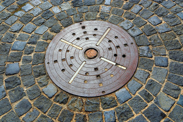 Unusual pavement with creative concentric pattern from metal dec