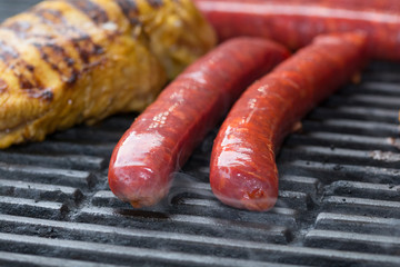 Frische Bratwurst auf dem Grill