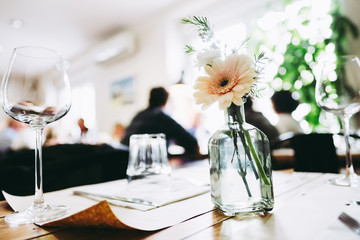 Bouquet de fleur dans une bouteille en verre, décoration de table