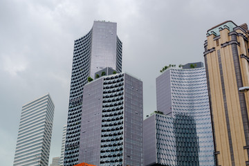 Fototapeta na wymiar Tall buildings in Singapore Has a beautiful design And has a strange shape