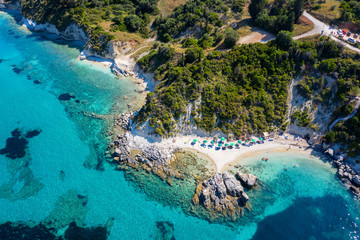 Luftaufnahme des Xigia Strandes in Zakynthos, Griechenland, mit türkisem, klarem Meer - obrazy, fototapety, plakaty