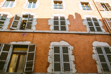 Obraz premium Old city scene: windows with vintage wooden shutters