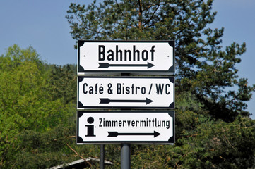 zittauer schmalspurbahn, wegweiser im bahnhof oybin