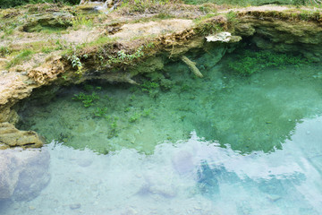 Lago de aguas de color azul en un bosque.