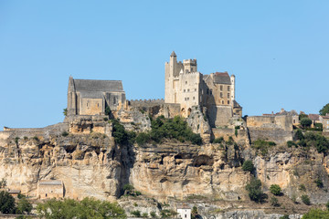  The medieval Chateau de Beynac rising on a limestone cliff above the Dordogne River. France, Dordogne department, Beynac-et-Cazenac