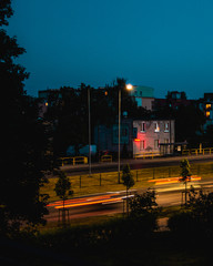 światła ulicy z pędzącymi samochodami © Katarzyna