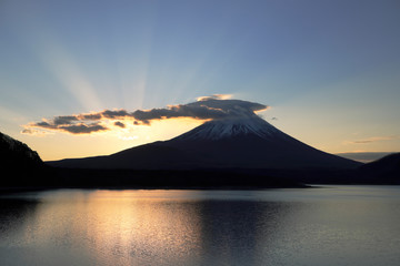 富士山の日の出　本栖湖からの眺め　山梨県