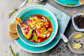 Suppe mit Hühnchen und Gemüse
