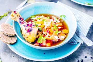 Suppe mit Hühnchen und Gemüse