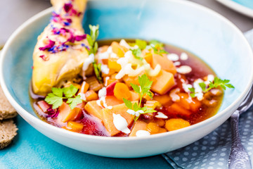 Suppe mit Hühnchen und Gemüse
