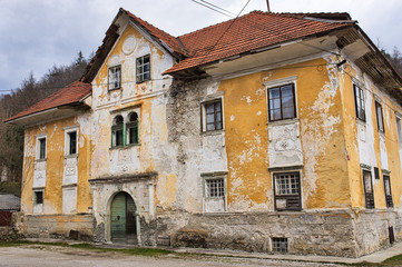 Fototapeta na wymiar The weathered house of Kamna Gorica village in Slovenia