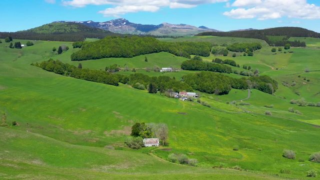 paysage d'Auvergne en France, champs vert, agriculture et puy de Sancy