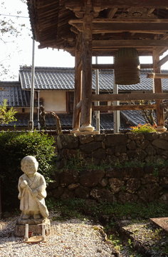 お寺の釣り鐘と小坊主の像