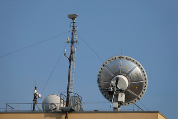 Satellitenübertragung und Antenne auf dem Dach