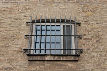 Obraz premium old window on the prison wall