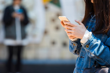 スマホを操作する若い女性の手元