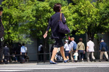 Obraz premium 横断歩道を渡るビジネスマン