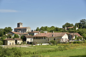 Fototapeta na wymiar Le Bourg de Fontaine avec son église romane et ses fermes typiques de la région du Périgord Vert