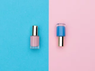 Crédence de cuisine en verre imprimé ManIcure Flasks of pink and blue nail polishes
