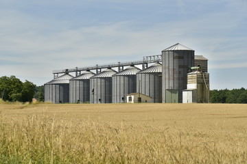 Silos de stockage de grains près du bourg de Champagne au Périgord Vert © Photocolorsteph