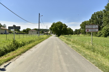 Fototapeta premium L'une des routes nationales à l'entrée du bourg de Champagne au Périgord Vert