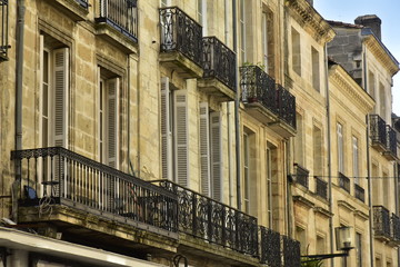 Fototapeta na wymiar L'architecture typique des vielles façades avec ses balcons au centre historique de Bordeaux