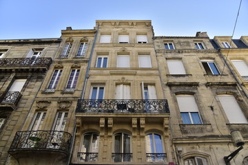 Fototapeta na wymiar L'architecture typique des vielles façades avec ses balcons au centre historique de Bordeaux