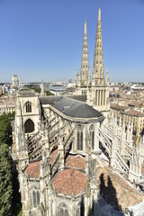 L'imposante cathédrale Saint-André en style gothique vue depuis le campanile voisin au centre historique de Bordeaux 