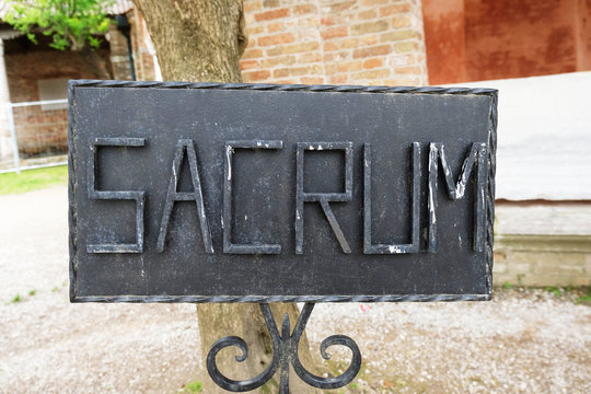 black sacrum sign