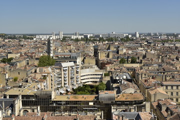 Fototapeta na wymiar Vue panoramique depuis le campanile de la cathédrale St-André vers l'immense ensemble d'habitations du Grand Parc à Bordeaux
