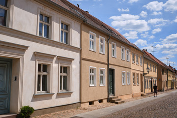 Fototapeta na wymiar Straße mit typischen Wohnhäusern in Neuruppin, Deutschland
