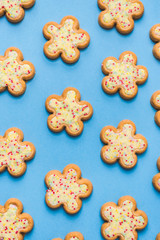 Galletas con forma de flor en fondo azul