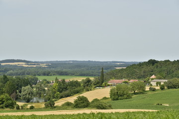 L'un des hameaux perché à flanc de colline dominant le village de Champagne et la vallée de la Lizonne au Périgord Vert