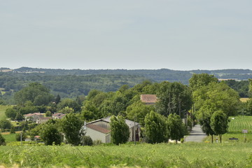 Fototapeta na wymiar Quelques maisons en pleine nature près du bourg de Champagne au Périgord vert