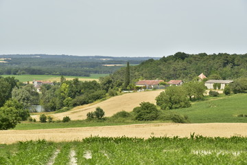 Obraz premium L'un des hameaux perché à flanc de colline dominant le village de Champagne et la vallée de la Lizonne au Périgord Vert