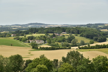 Fototapeta na wymiar Vue panoramique de la campagne du Périgord Vert depuis les collines de Vendoire