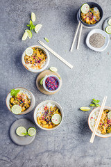 Draufsicht zusammensetzung des verschiedenen asiatischen Lebensmittels in der Schüssel