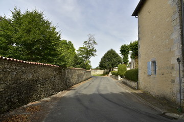 Route le long du mur d'enceinte du château de Vendoire au Périgord Vert