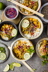 Draufsicht zusammensetzung des verschiedenen asiatischen Lebensmittels in der Schüssel