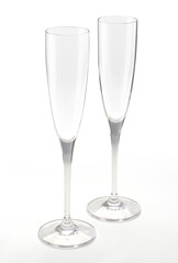 Copas de vino de cristal sobre fondo blanco