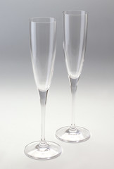 Copas de cristal para vino sobre fondo gris