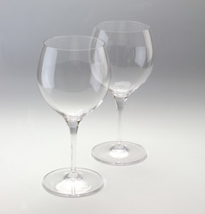 Copas de cristal para vino sobre fondo gris