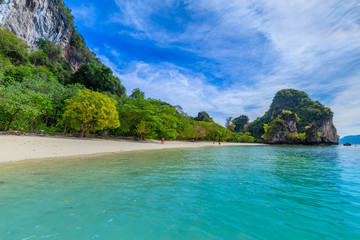 Fototapeta na wymiar Hong Islands,Beautiful tropical sandy beach and lush green foliage on a tropical island ,thailand