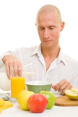 Milch eingie&szlig;en