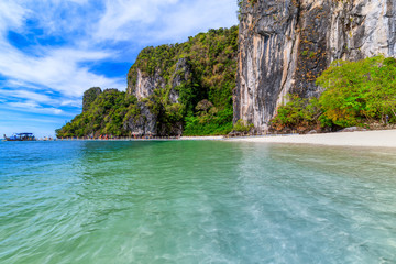 Obraz premium Hong Islands,Beautiful tropical sandy beach and lush green foliage on a tropical island ,thailand