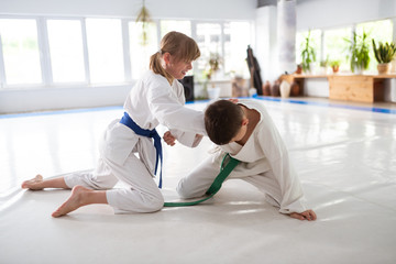 Obraz premium Boy and girl wearing white kimono and colorful belts