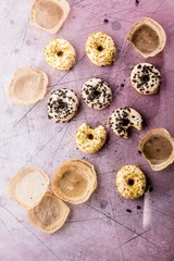 Draufsicht von geschmackvollen glasierten bunten Schaumgummiringen auf hellem rosa Hintergrund