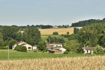 L'un des hameaux entre bois et champs dans la campagne typique de Vendoire au Périgord Vert
