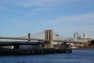 Fototapeta na wymiar puente de brooklyn dia soleado